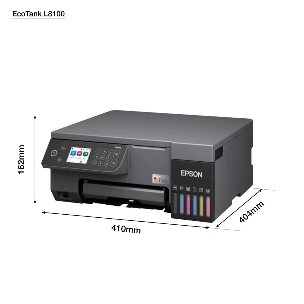 Ebatları gösterilen Epson EcoTank L8100 yazıcı. Ön panelinde düğmeler ve ekran var.