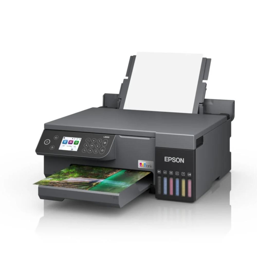 Gri Epson yazıcı orman ve nehir sahnesi resmi basıyor.