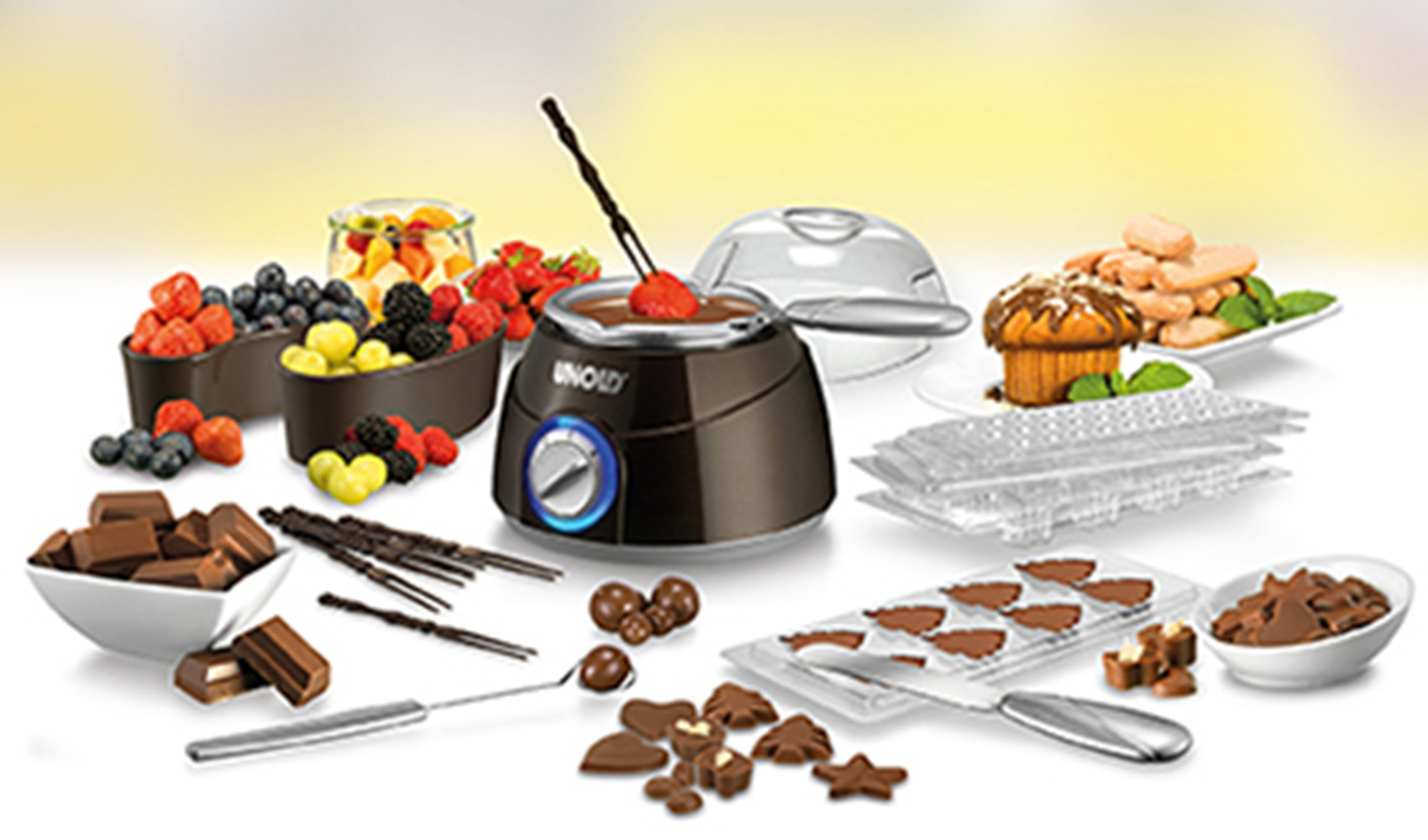 Schokoladenfondue-Set mit Früchten, Keksen und Schokoladenformen.