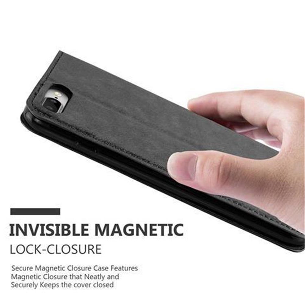Hand hält schwarzes Klapphandyhülle mit magnetischem Verschluss.