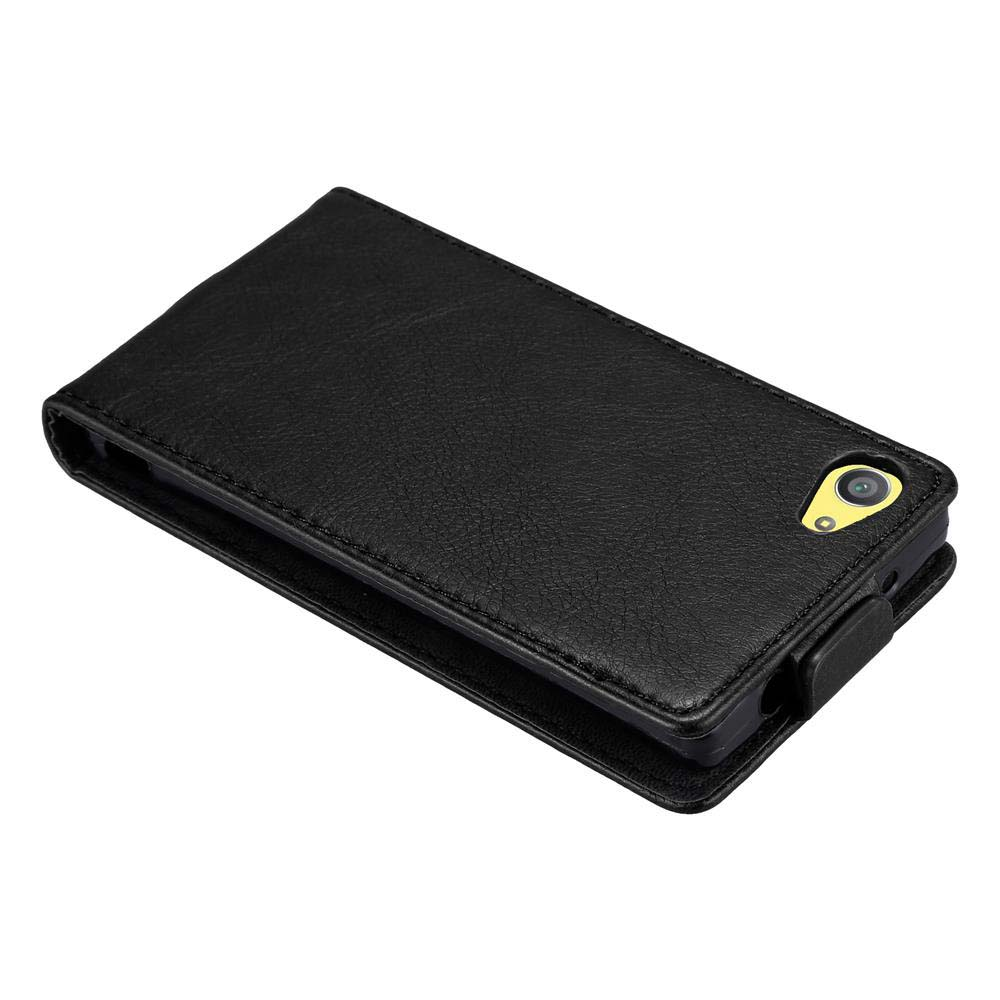 Schwarzes Handyhülle im Brieftaschenstil mit Kameraloch auf der Rückseite.
