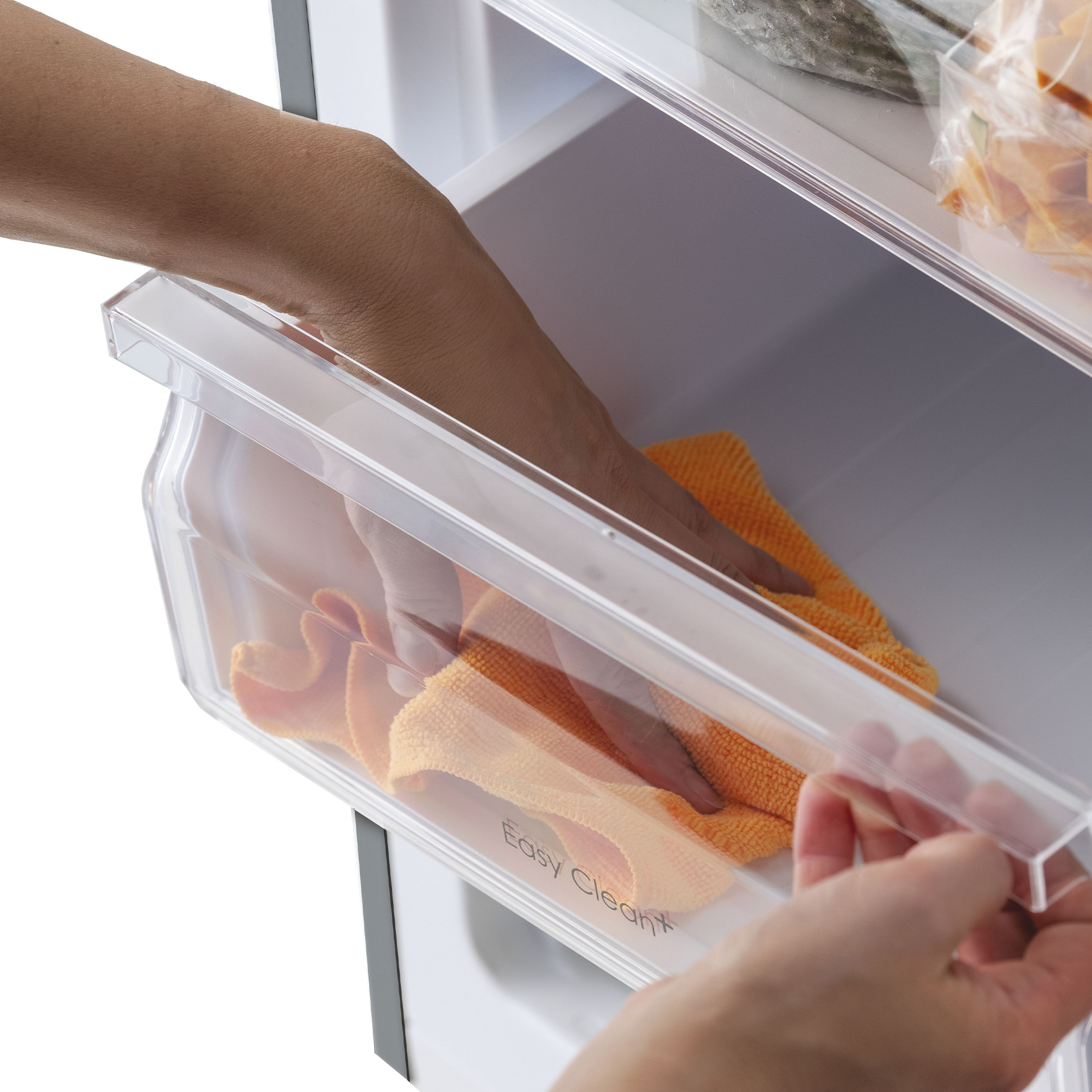 Eine Hand reinigt eine Schublade mit einem orangen Tuch im Kühlschrank.