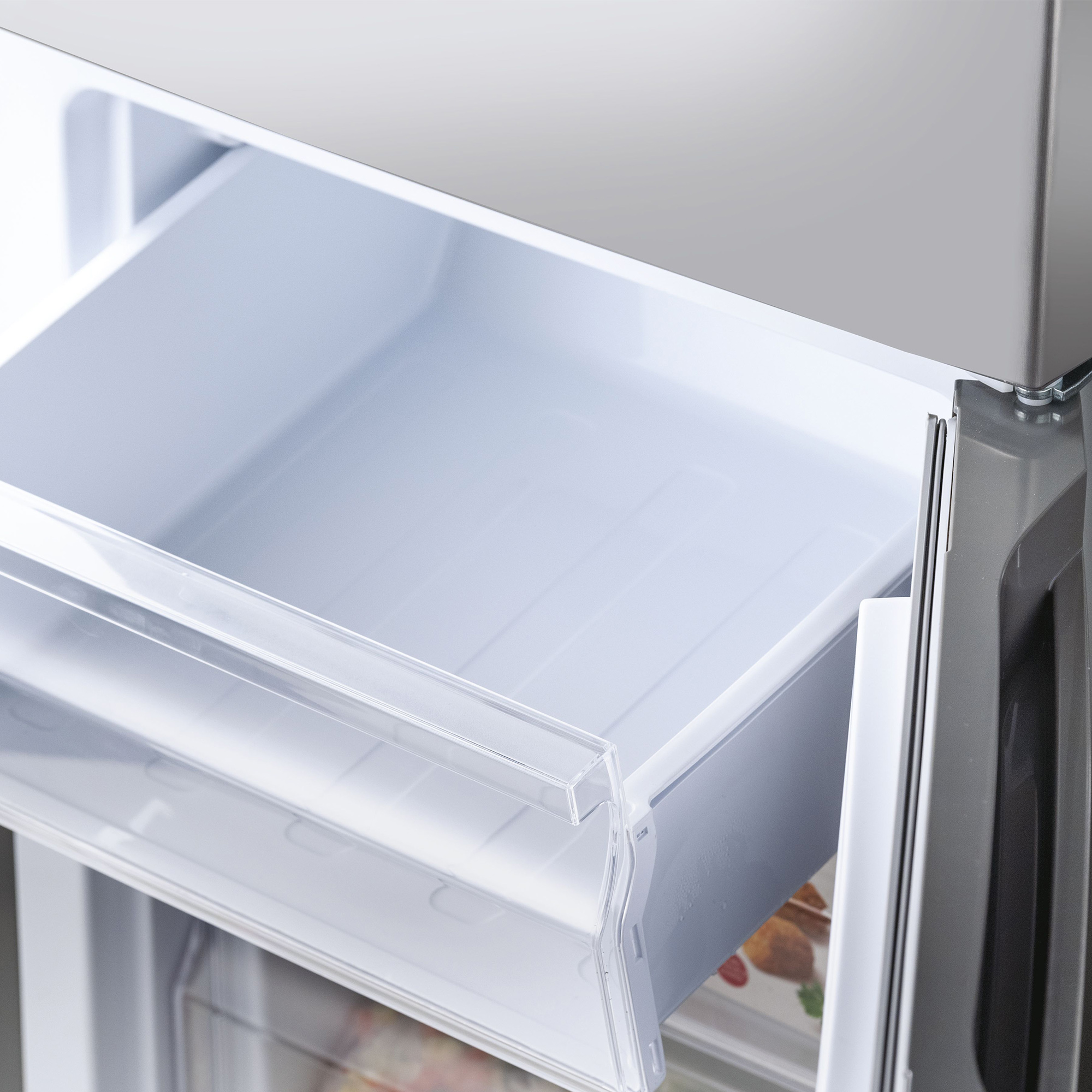 Ein offener Kühlschublade aus Weißplastik mit transparentem Rand.