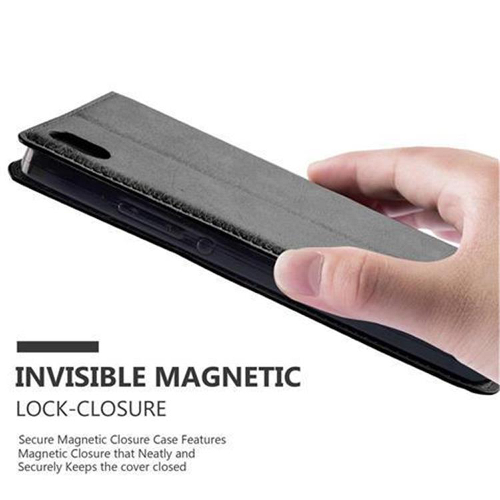 Mano sosteniendo una funda de teléfono gris con cierre magnético.