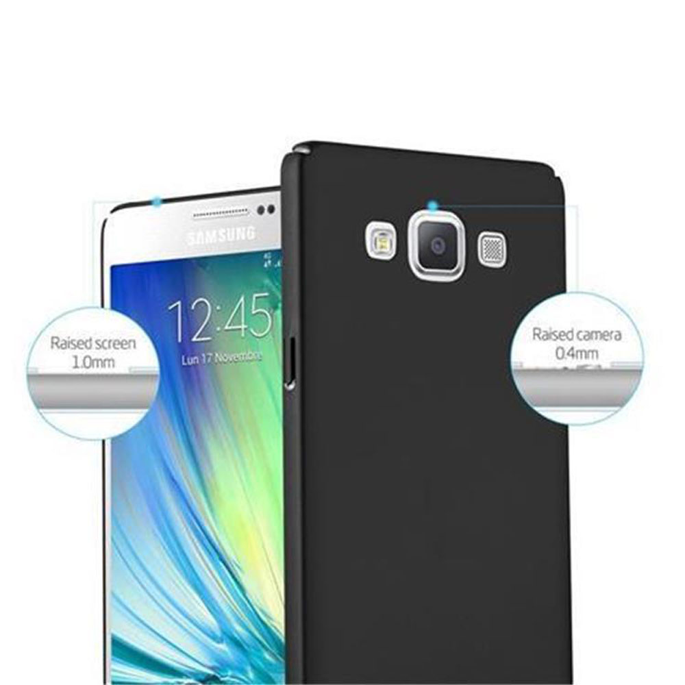 Una funda negra para un smartphone Samsung, mostrando protección de cámara.