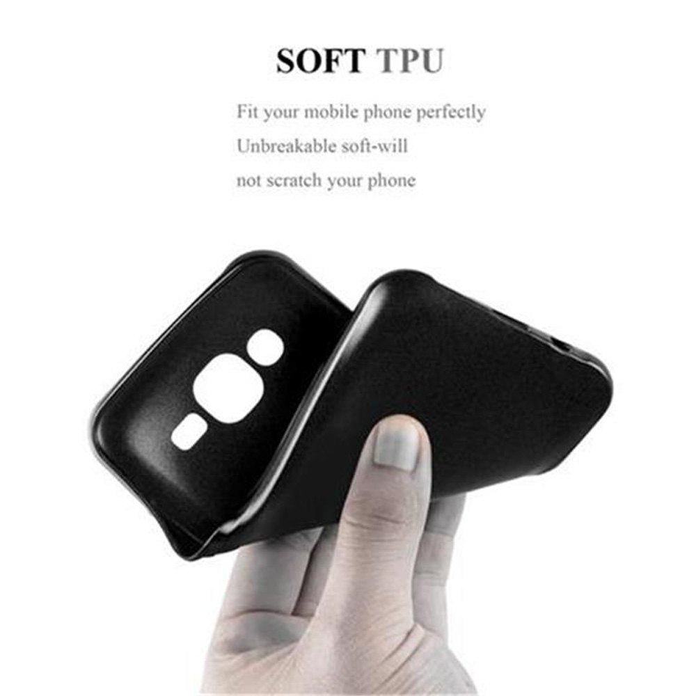 Una mano tiene una custodia per telefono in TPU nero e morbido. Ritaglio per fotocamera e flash.