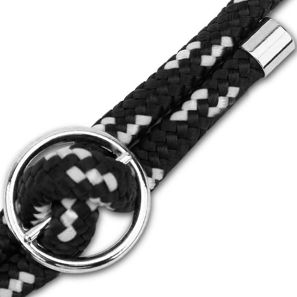 Cordino bianco e nero con anello e chiusura argentati.