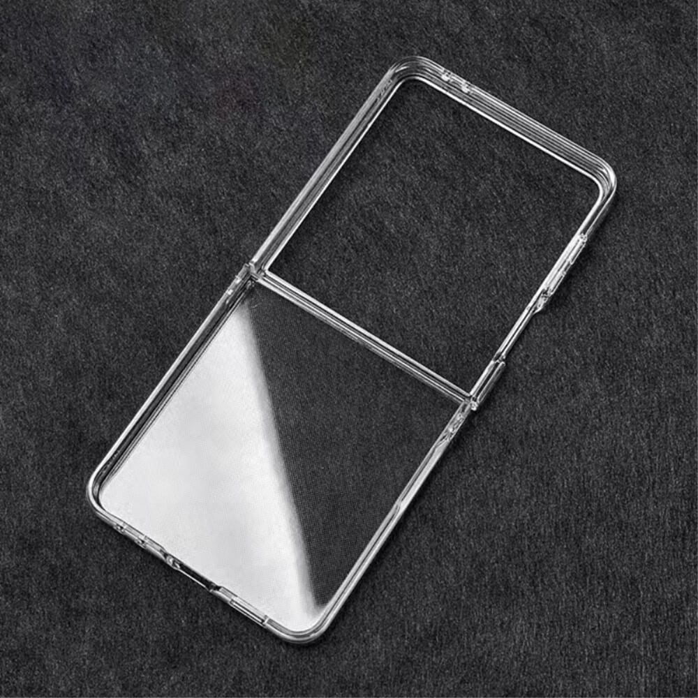 Una cover trasparente per telefono giace su tessuto scuro.