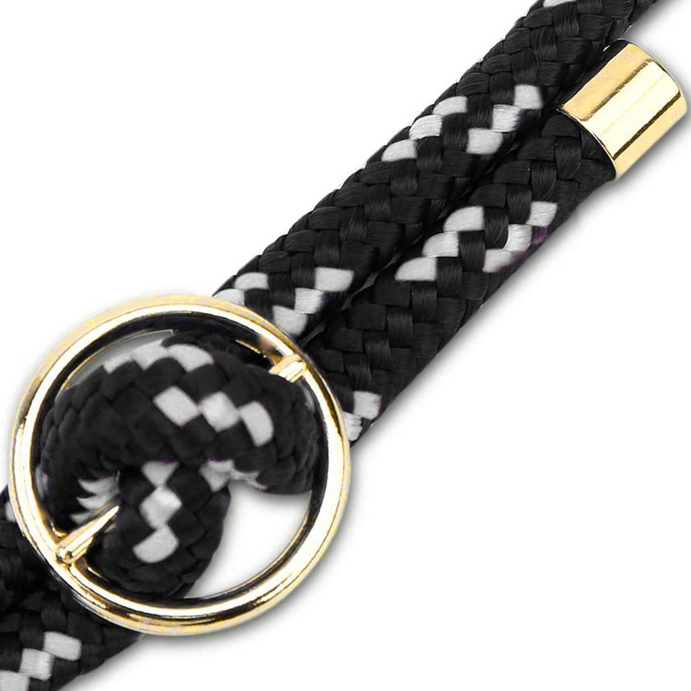 Corda nera con motivo bianco, tenuta da un anello e un cappuccio dorati.