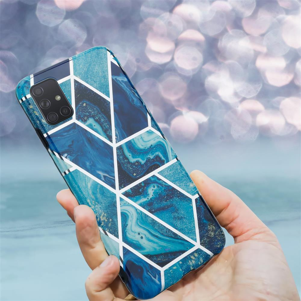 Una mano tiene uno smartphone con motivo geometrico di marmo blu. Sfondo bokeh.