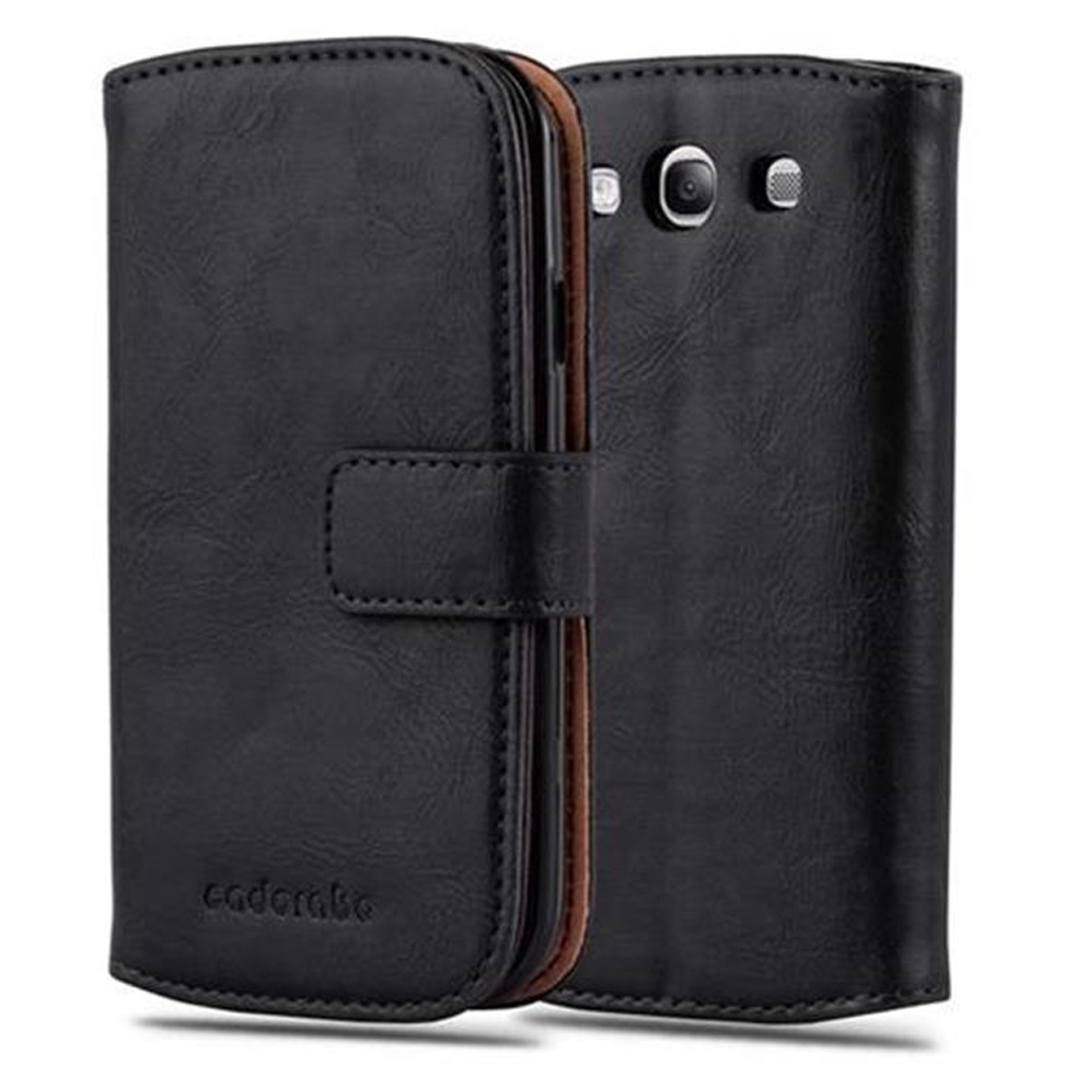 Funda negra de cuero tipo libro con acceso a cámara y cierre magnético.