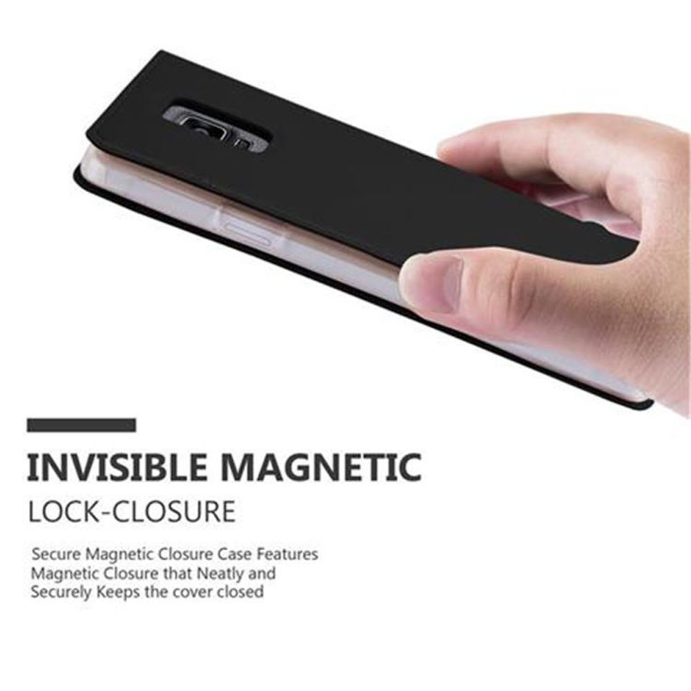 Una mano tiene un telefono nero con custodia a chiusura magnetica.