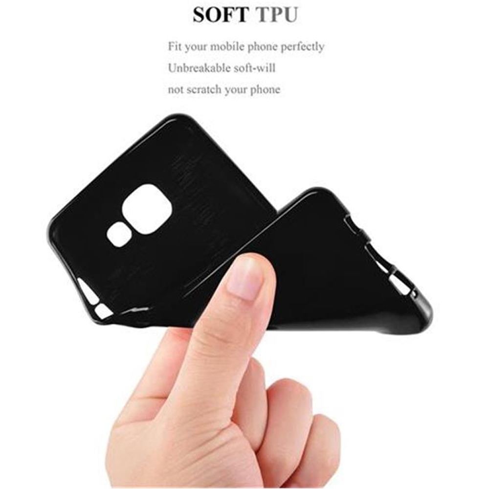 Mano tiene una custodia nera per telefono con ritagli per fotocamera e pulsanti.