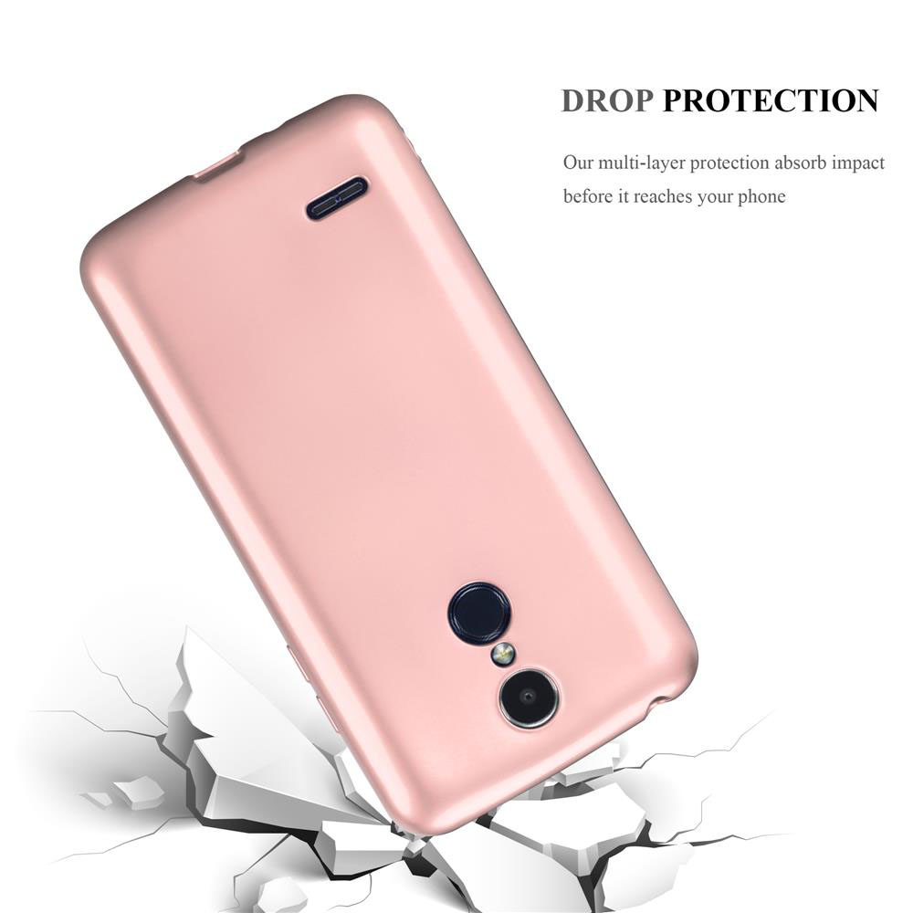 Una cover per telefono oro rosa sfonda un pavimento bianco.