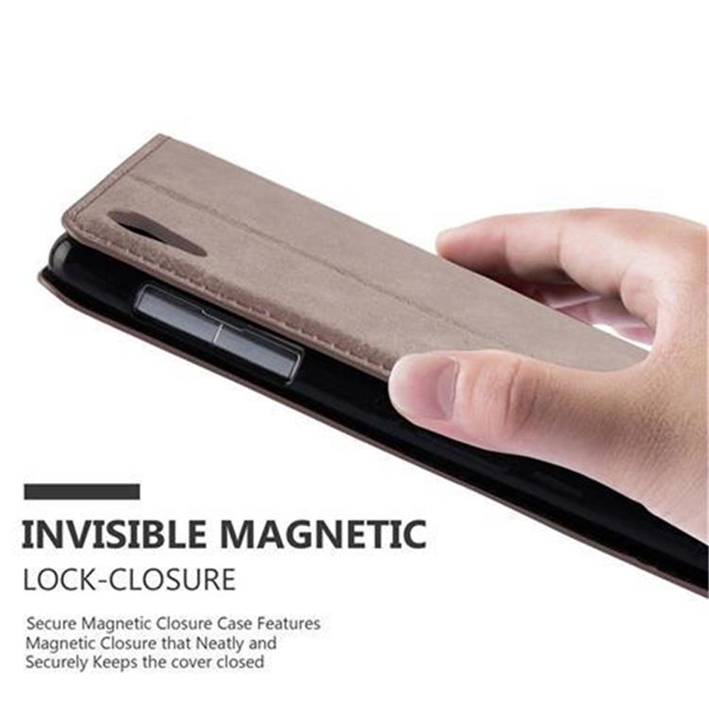 Braune Handyhülle mit magnetischem Verschluss wird von einer Hand gehalten.
