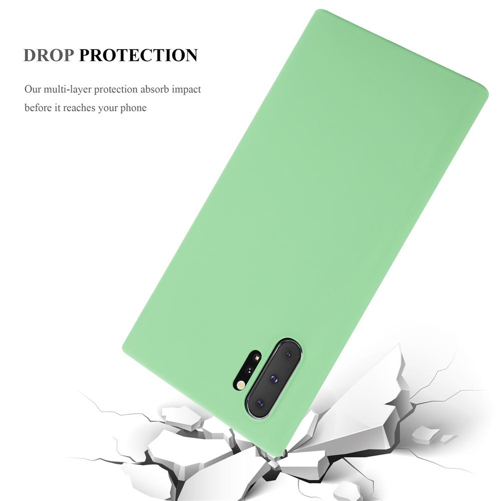 Cover verde per telefono cade su terreno incrinato, mostrando protezione.