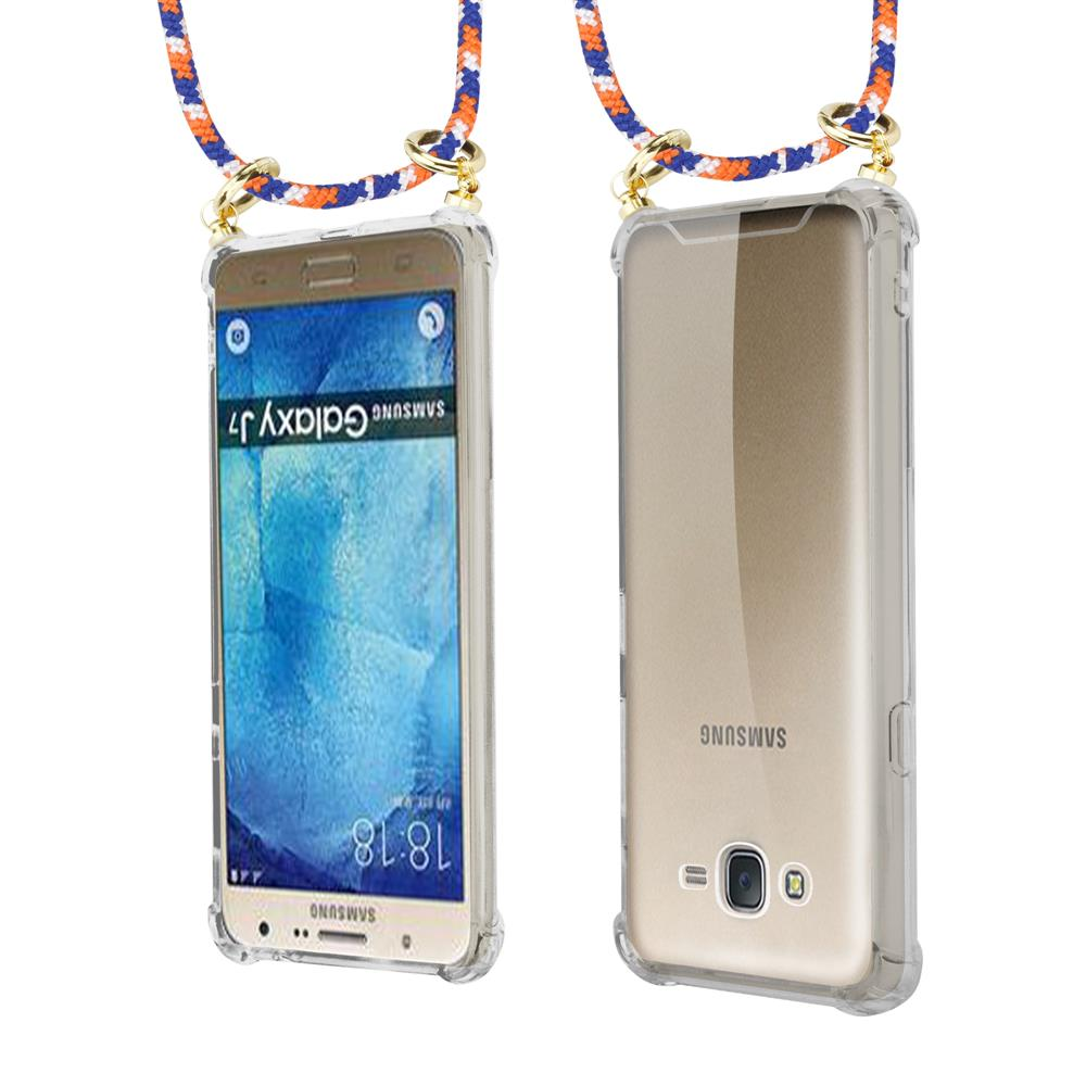 Un Samsung Galaxy J7 in una custodia trasparente con un laccetto colorato.