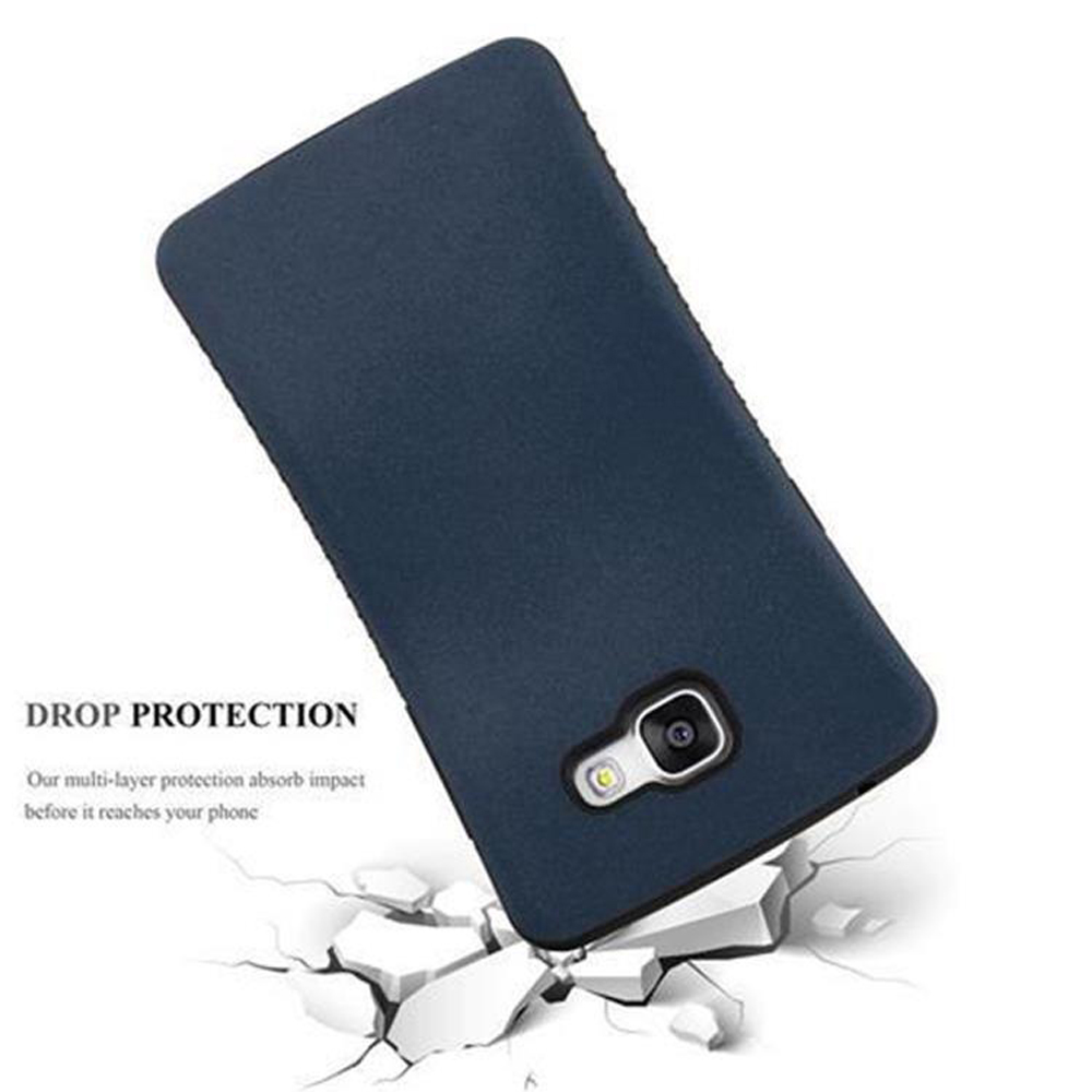 Una funda de teléfono azul oscuro cayendo sobre superficies blancas rotas.