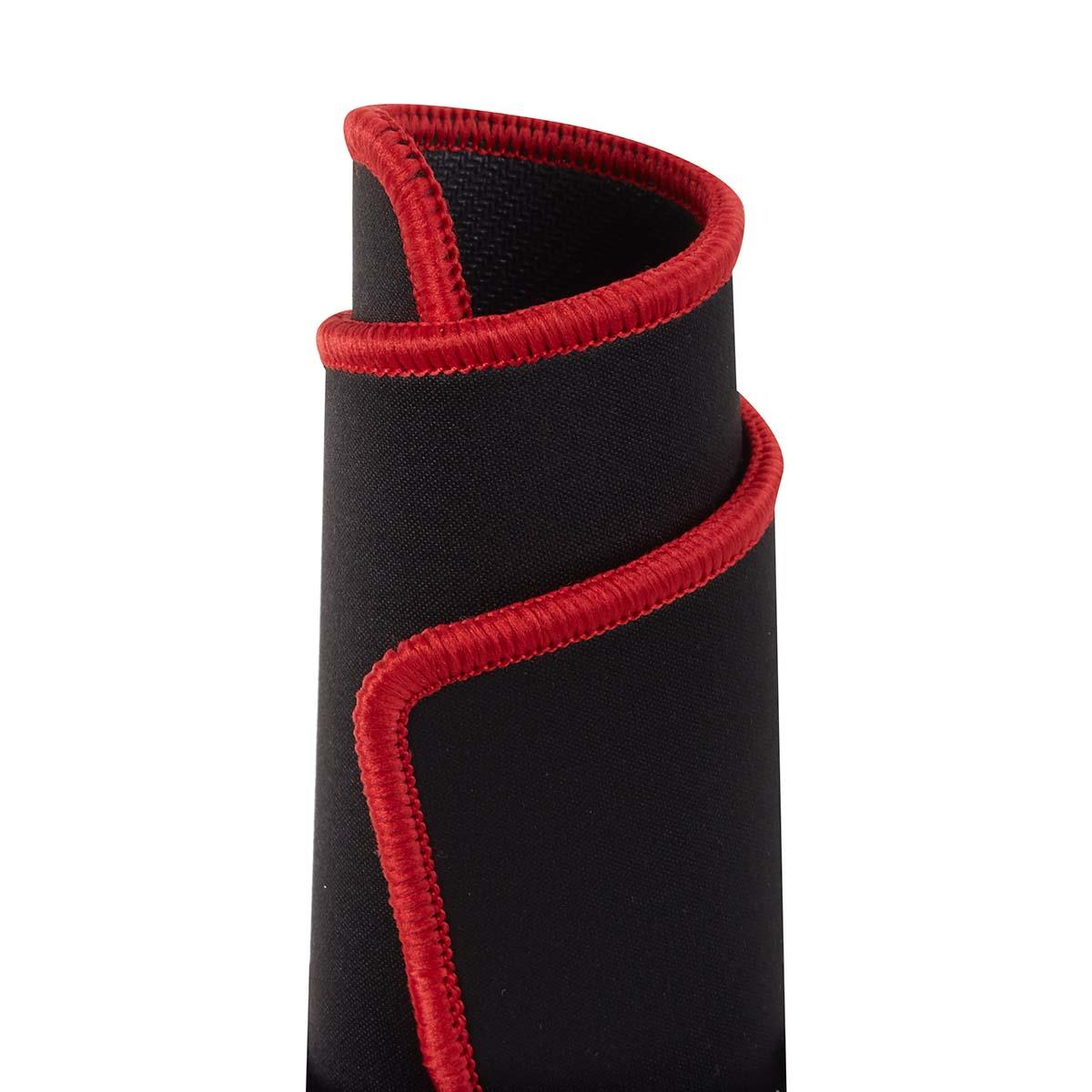 Czarna podkładka pod mysz z czerwonymi szwami, zwinięta.