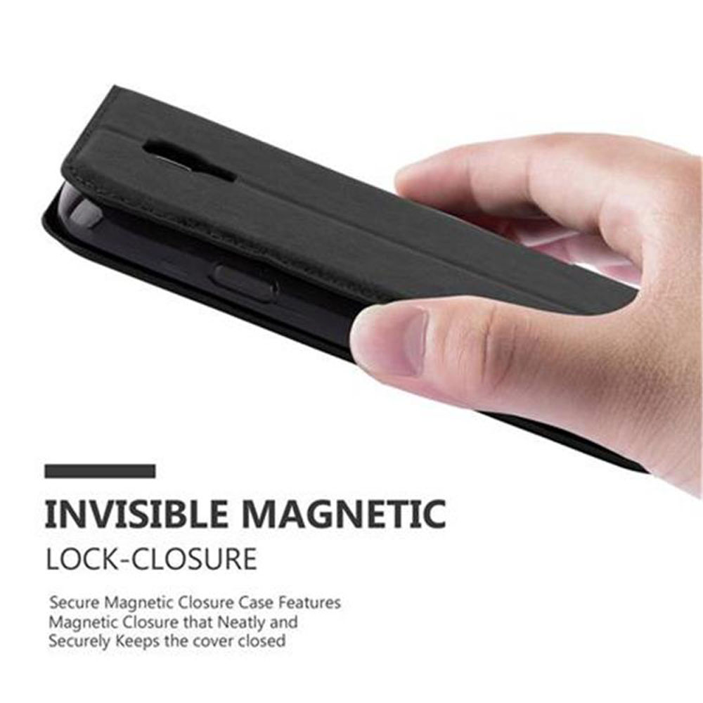 Hand hält schwarzes Handy mit magnetischem Verschluss.