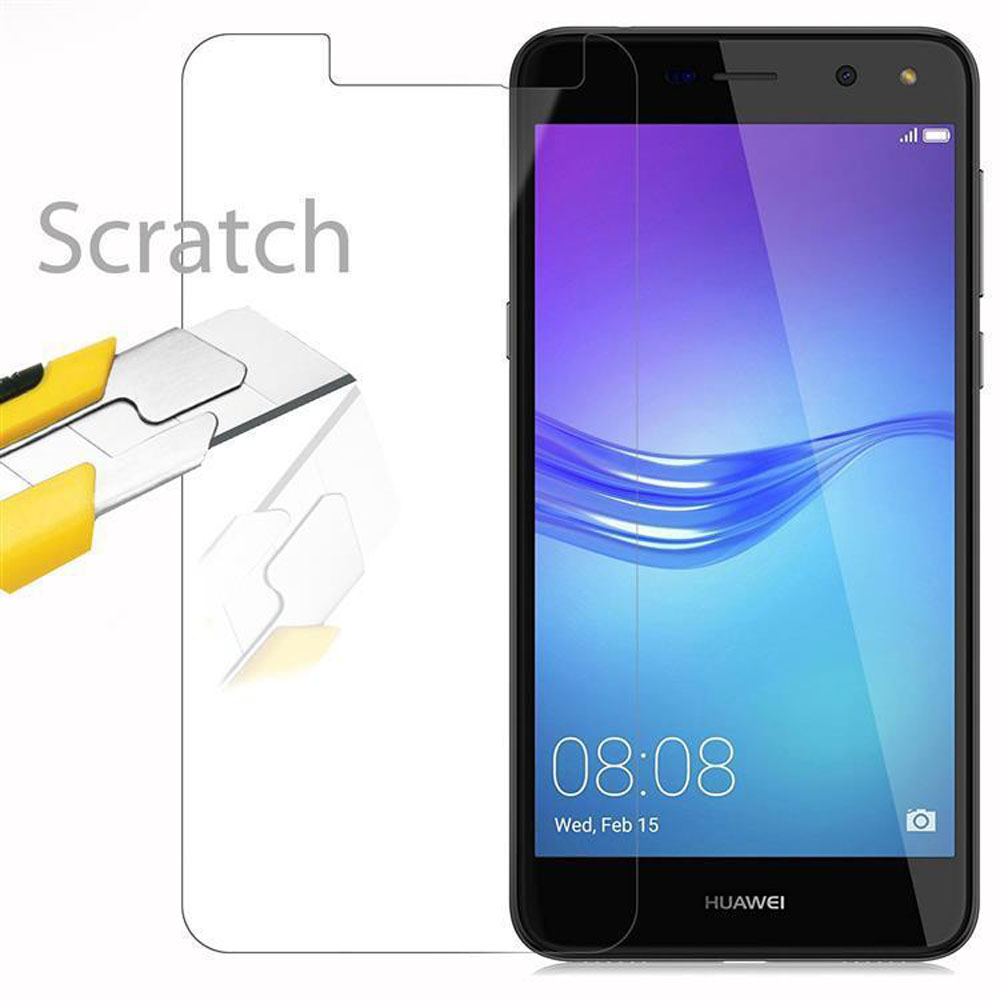Una protezione dello schermo viene applicata a un telefono Huawei per prevenire graffi.