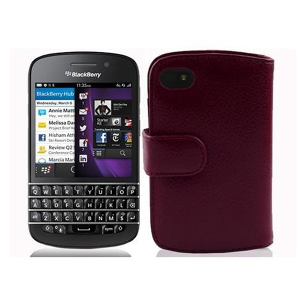 Un teléfono BlackBerry negro junto a una funda protectora burdeos.