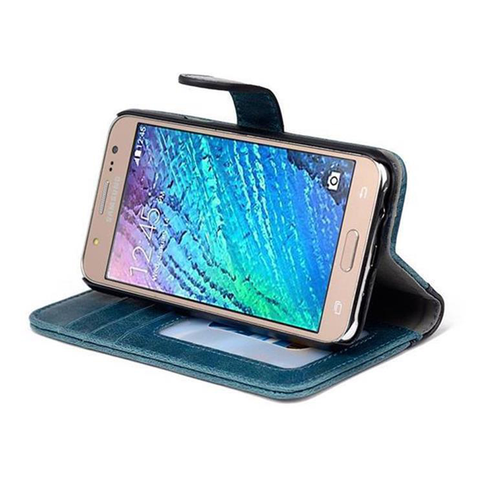 Uno smartphone dorato in una custodia a libro blu petrolio con slot per carte.