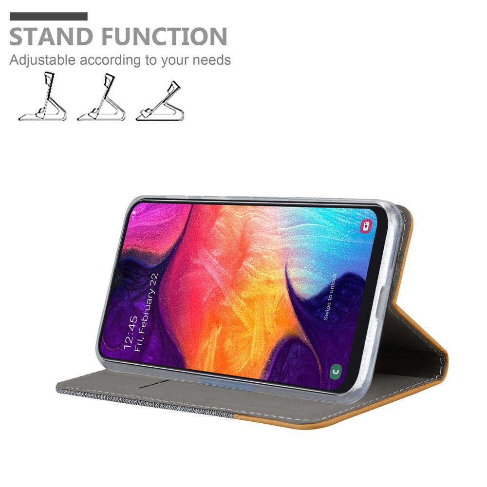 Uno smartphone in una custodia marrone con funzione stand.