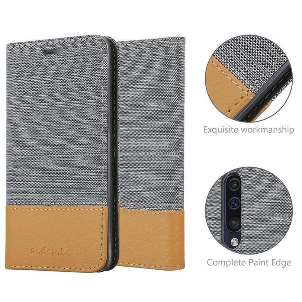 Custodia per telefono grigia con accenti in pelle marrone e cuciture.