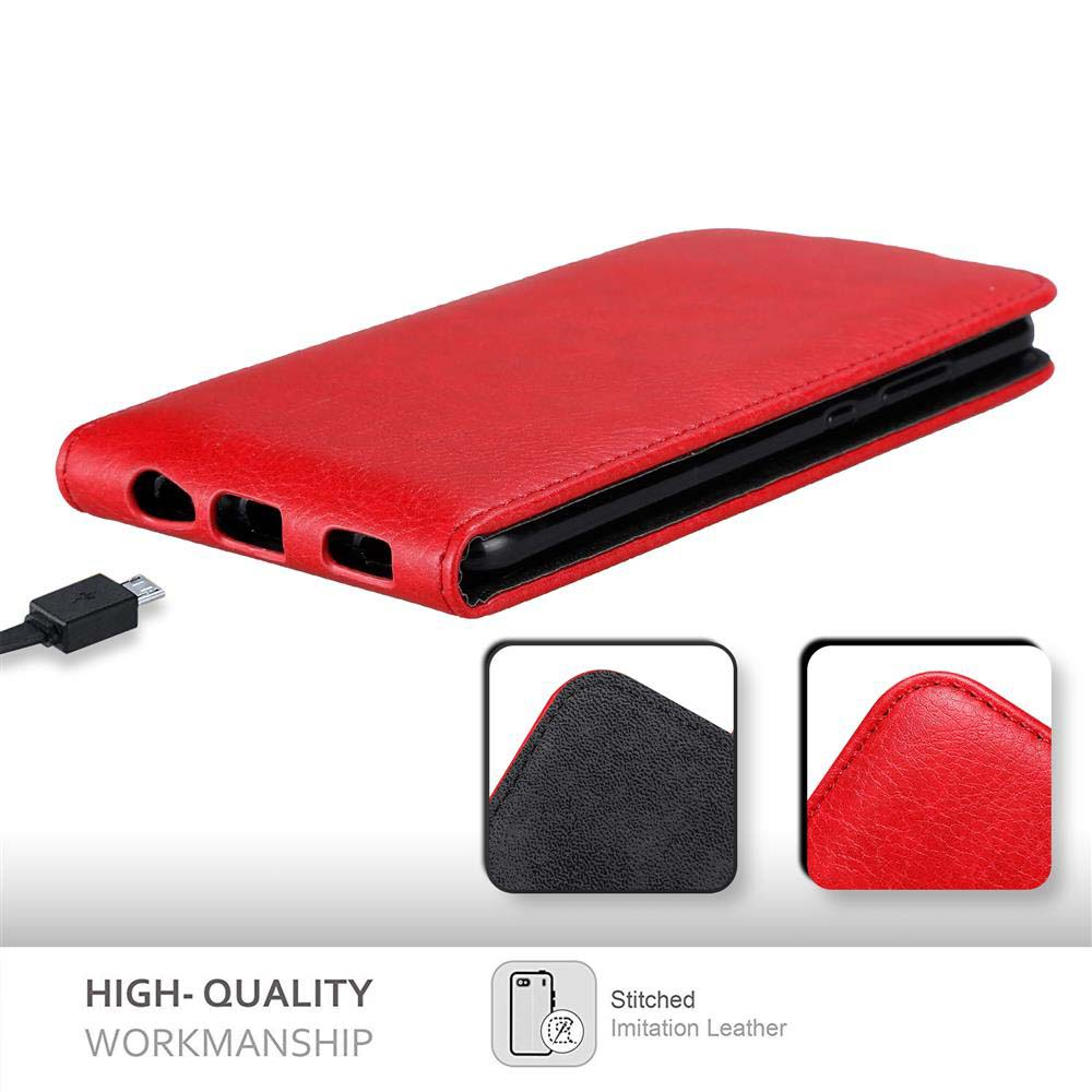 Custodia rossa per telefono con ritagli per porte e fotocamera. Dettagli mostrati.