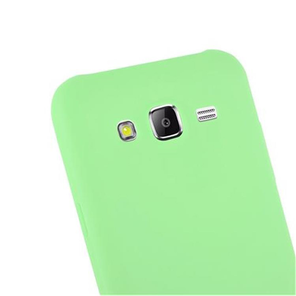 Parte trasera de un smartphone verde claro con cámara, flash y altavoz.