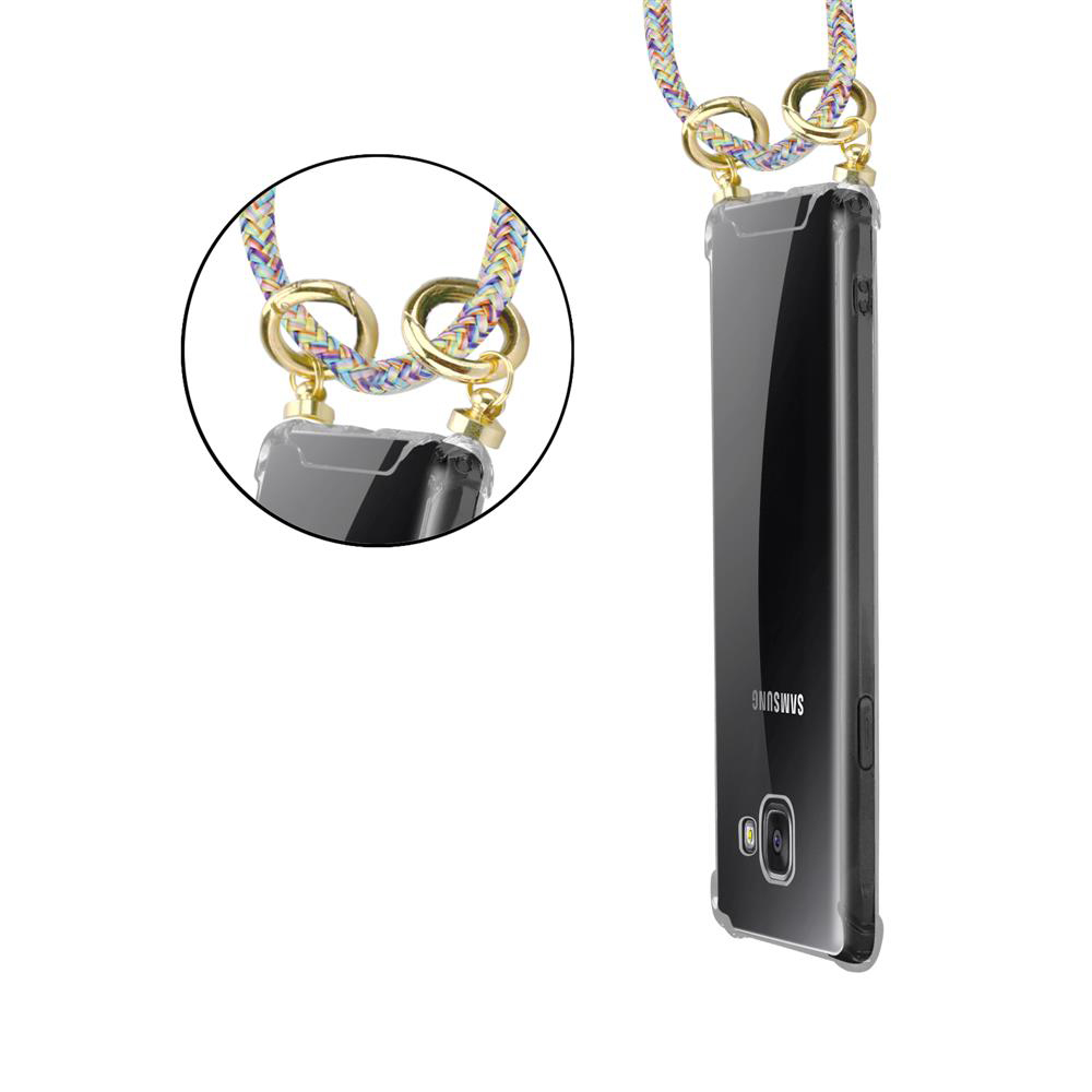 Un Samsung transparente con correa de cuello colorida y anillos dorados.