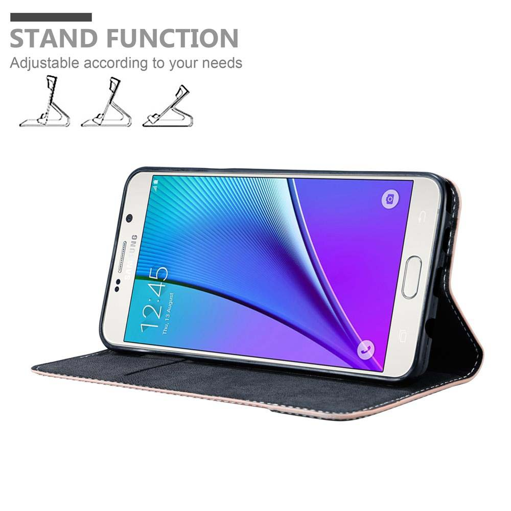Uno smartphone in una custodia nera che funge da supporto.