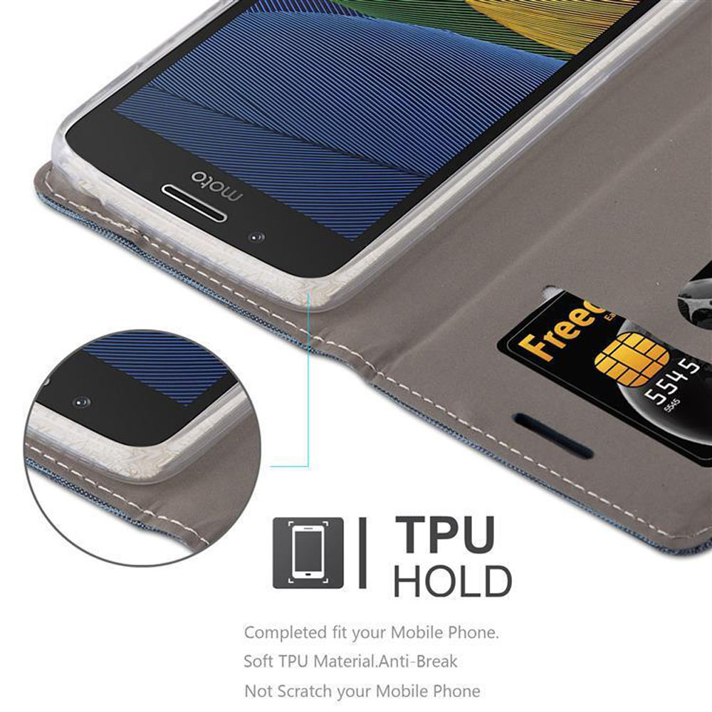 Uno smartphone in una custodia grigia con una carta di credito.