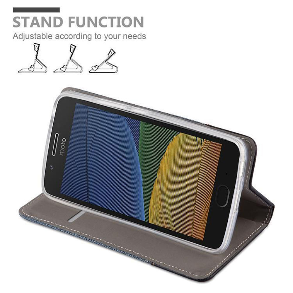 Uno smartphone in una custodia aperta, che mostra la funzione stand. Piume colorate sullo schermo.