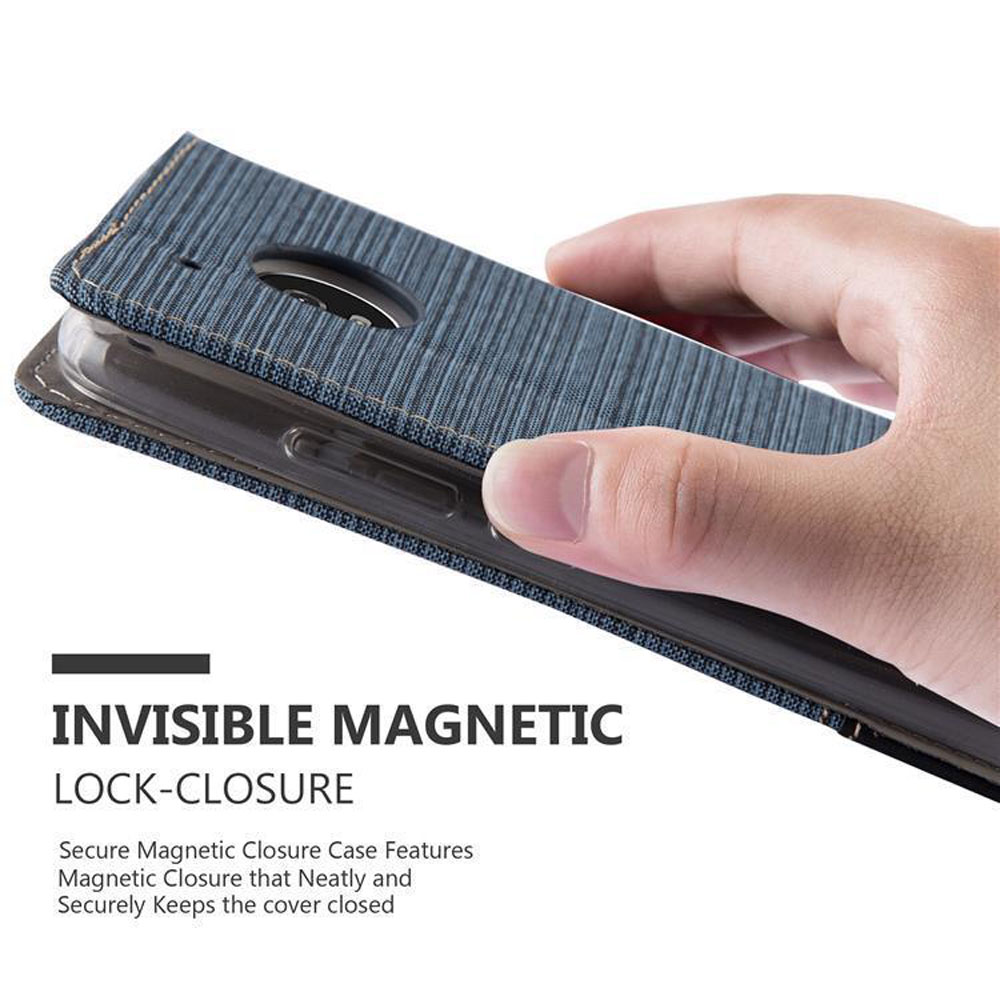 Mano che tiene una custodia blu per telefono con chiusura magnetica.