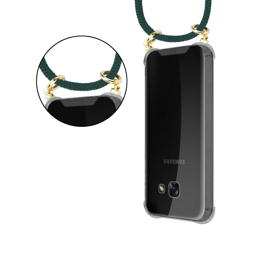 Un telefono Samsung nero in custodia trasparente con laccetto verde.
