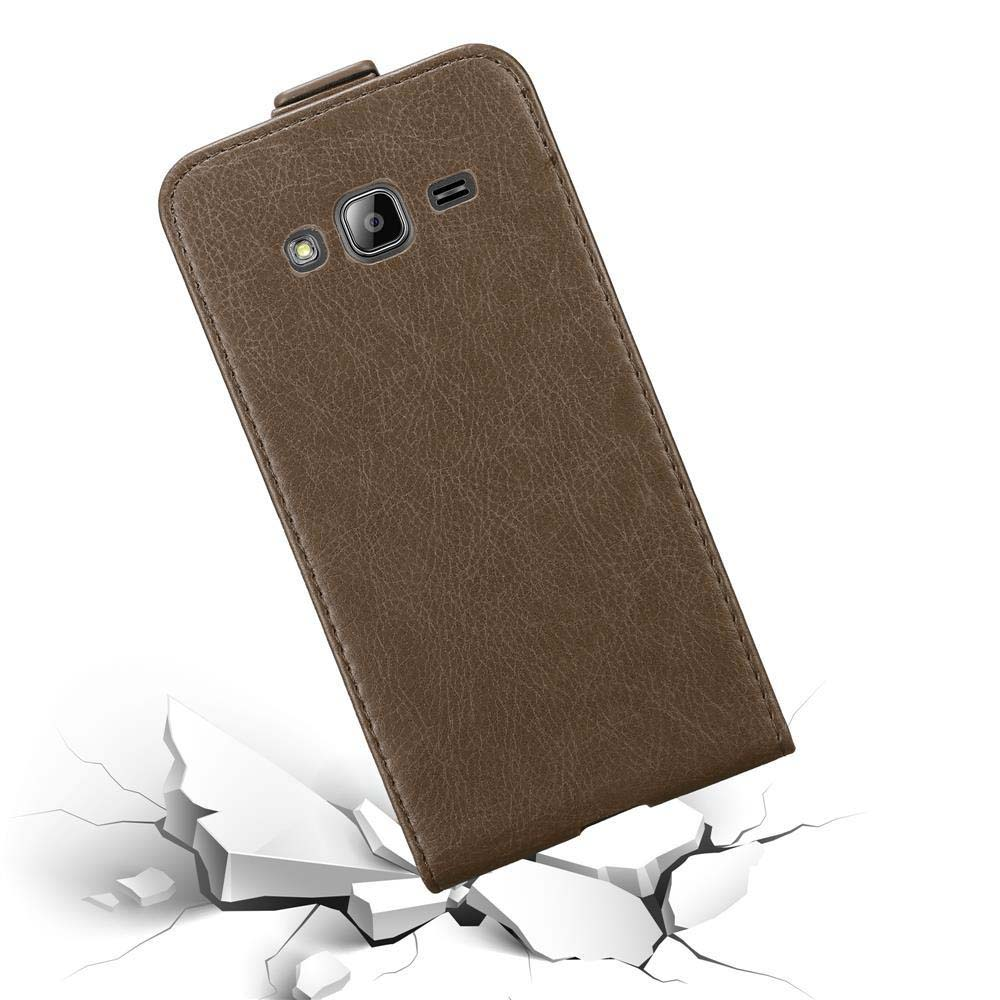Custodia marrone per telefono con apertura fotocamera cade su terreno rotto.