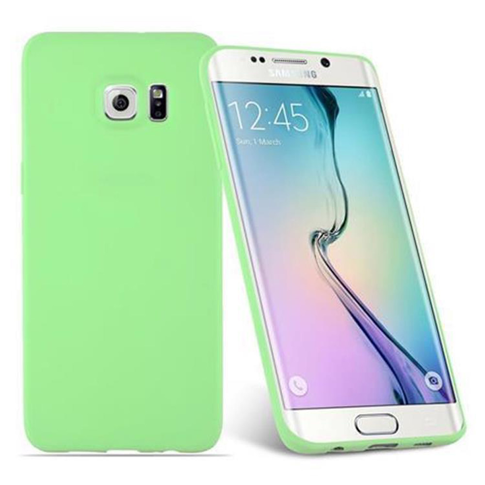 Una custodia verde chiaro e uno smartphone verde chiaro sono uno accanto all'altro.