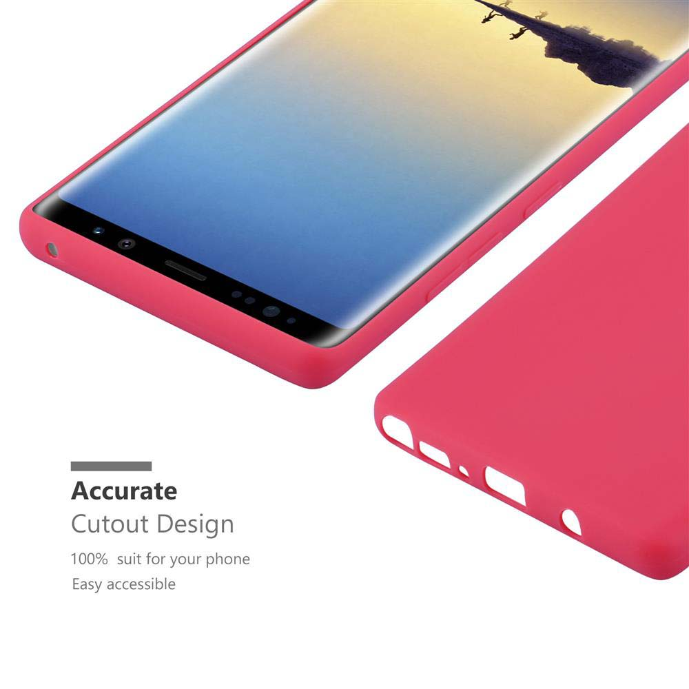 Una cover rosa per telefono è accanto a un telefono con sfondo montuoso.