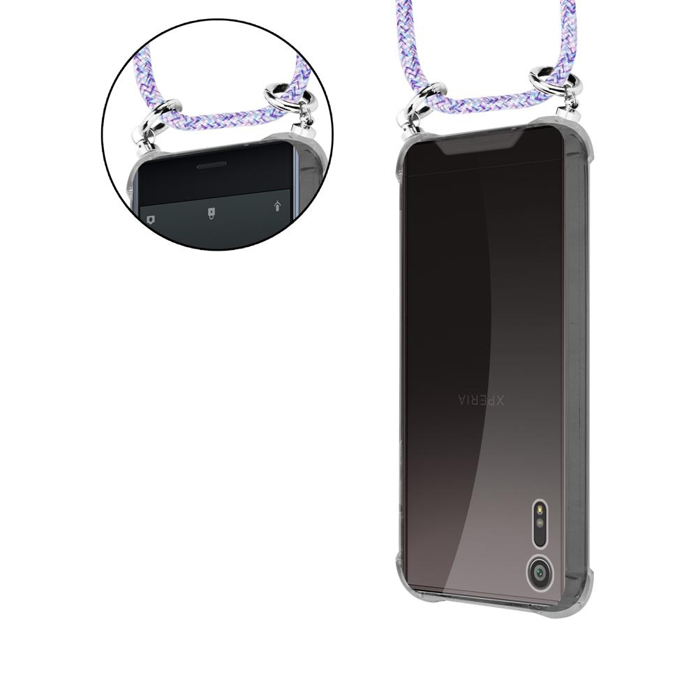 Uno smartphone in custodia trasparente con cordino.