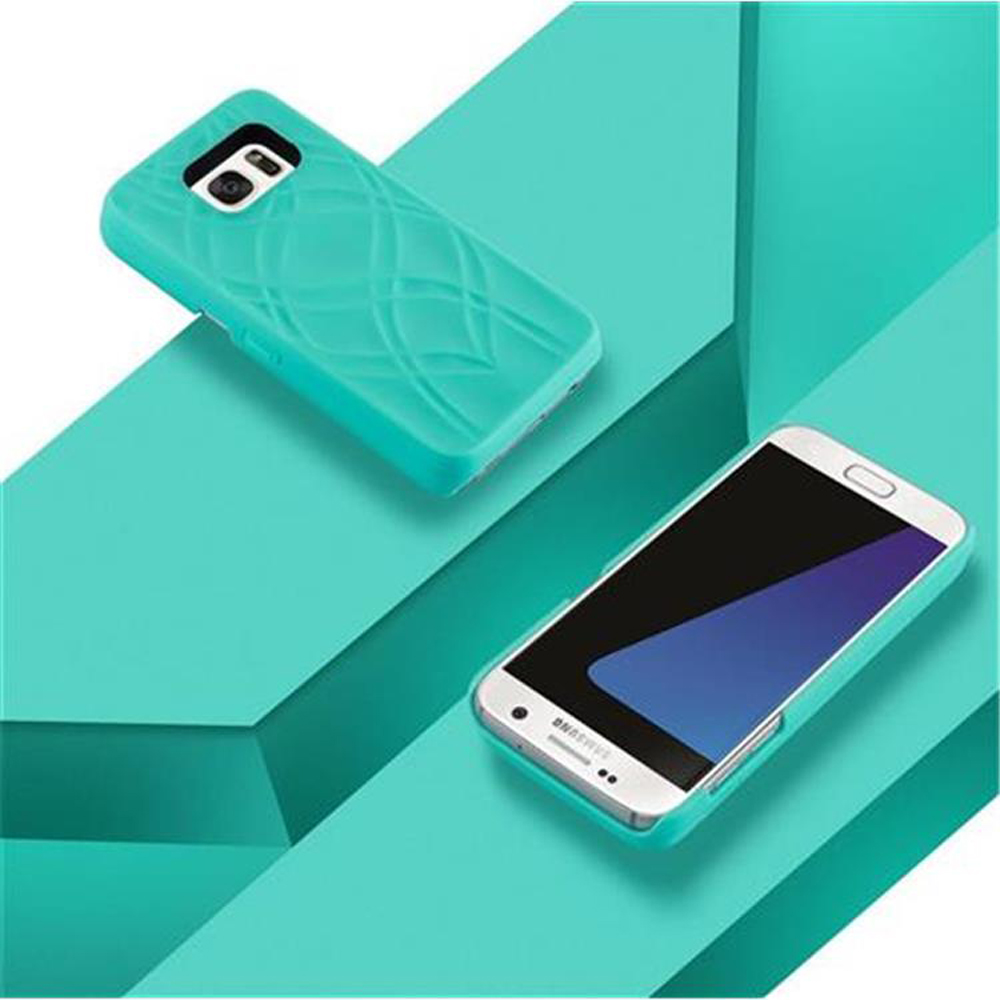 Ein türkisfarbenes Handy mit Hülle liegt neben einer weiteren Hülle.