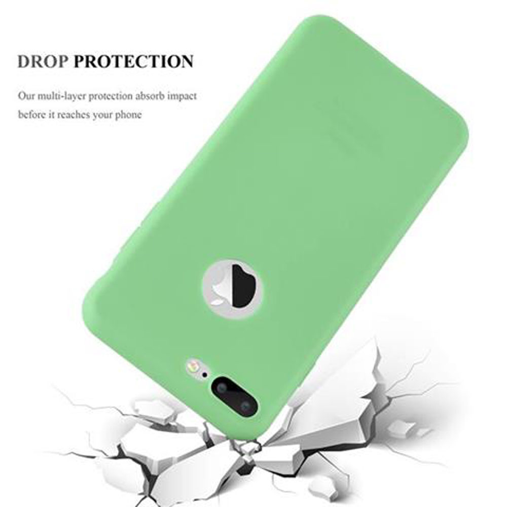Cover verde per telefono che cade su terreno crepato, dimostra protezione.
