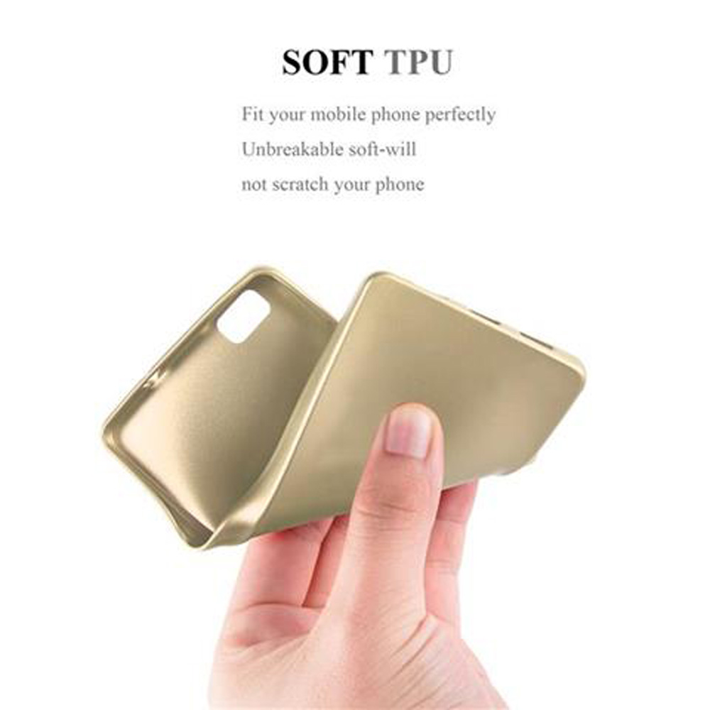 Una funda dorada de TPU suave es sostenida por una mano.