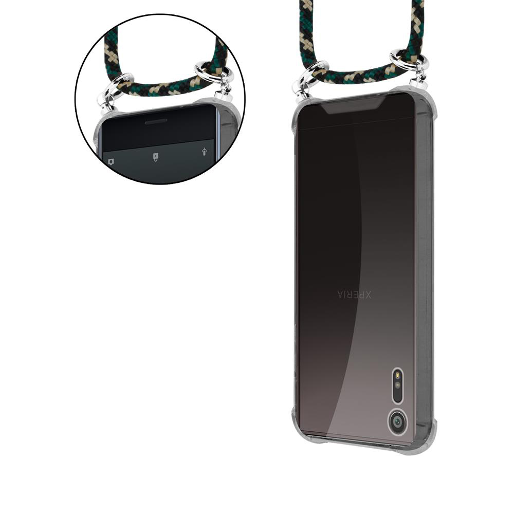 Uno smartphone in una custodia trasparente con un cordino colorato.