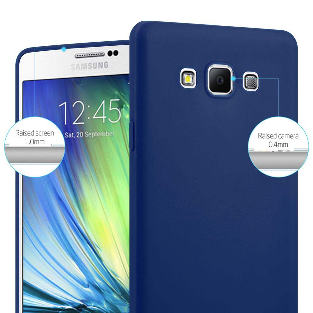 Dunkelblaues Handycase umhüllt ein Samsung-Handy mit 12:45 Uhr auf dem Bildschirm.