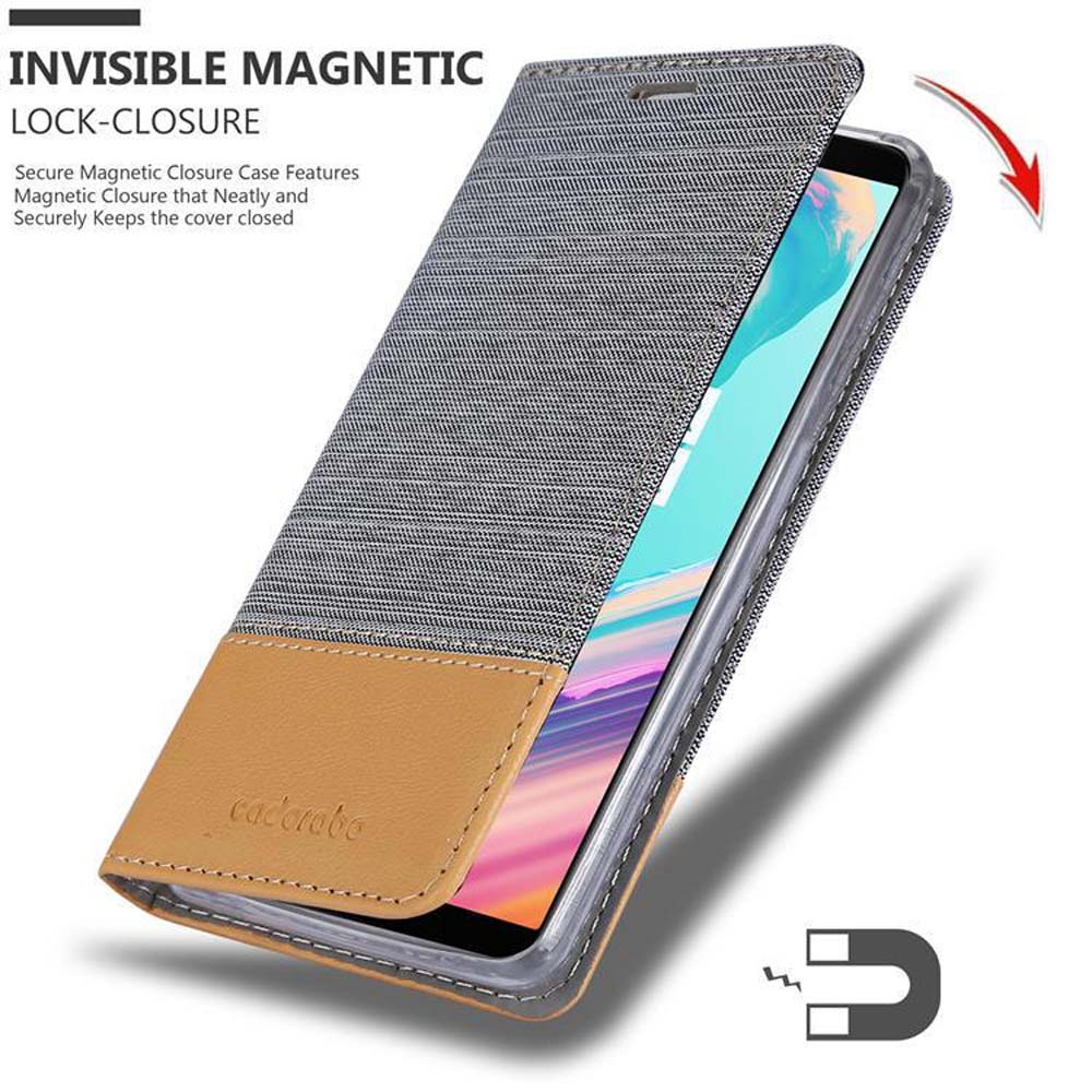 Graue Stoffhülle mit brauner Lederklappe für ein Smartphone mit offenem Display.