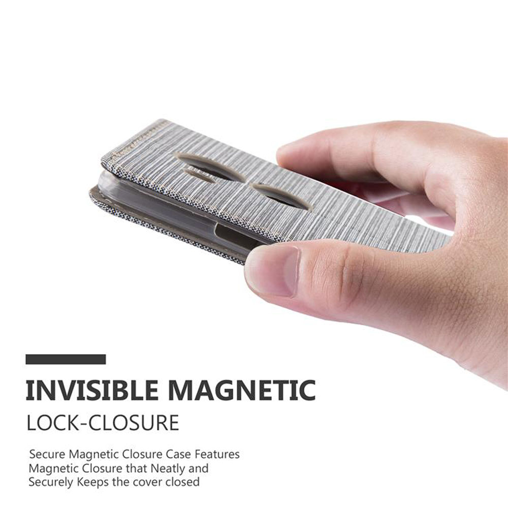 Graue Stoffhülle mit magnetischem Verschluss, die von einer Hand gehalten wird.