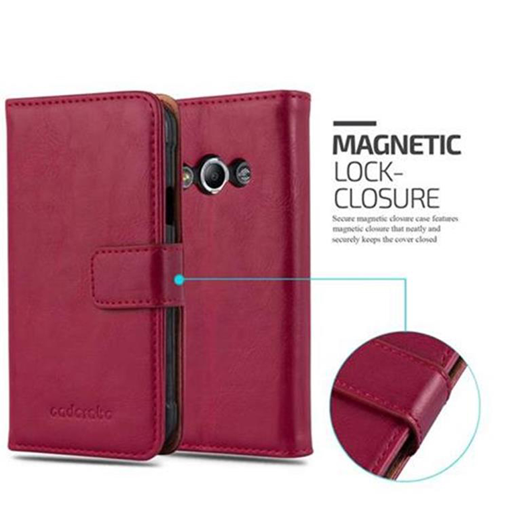 Custodia rossa a libro per telefono con chiusura magnetica e foro fotocamera.