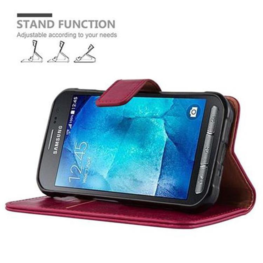 Una custodia a libro per smartphone rosso scuro con telefono Samsung.